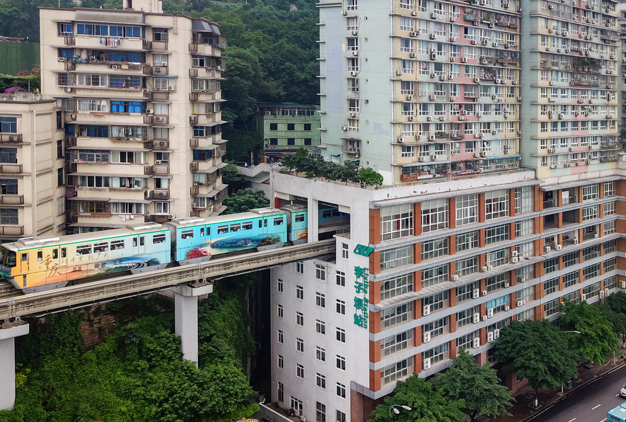 李子壩輕軌穿樓